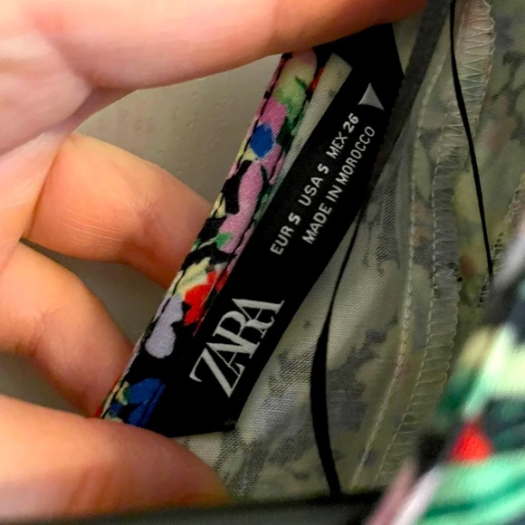 ❌SOLD❌Zara} Off shoulder ruffled floral bodysuit - Picture 2 of 3